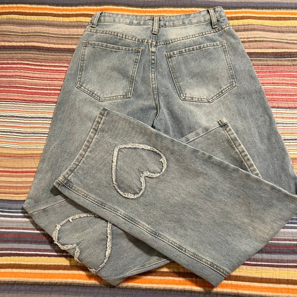 Cali 1850 Women Light Wash Distressed Heart Pocket Jeans Size 5 27 - Picture 2 of 7